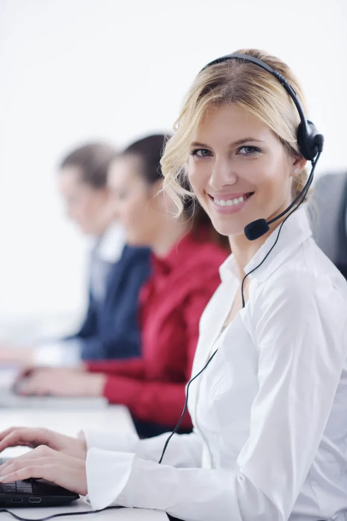 Innovazione nel Customer Service 4 Customer Service ragazza sorridente al servizio clienti