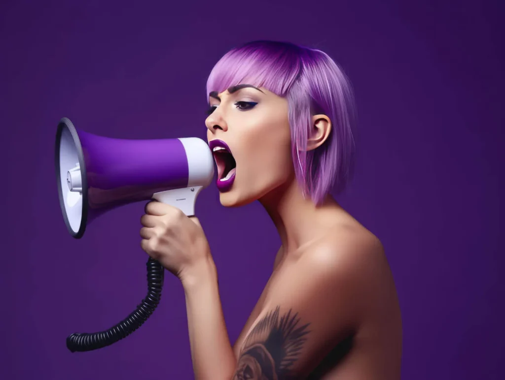 Le Nuove Frontiere dell'Advertising 13 Frontiere dell'Advertising giovane ragazza che grida con un megafono in mano