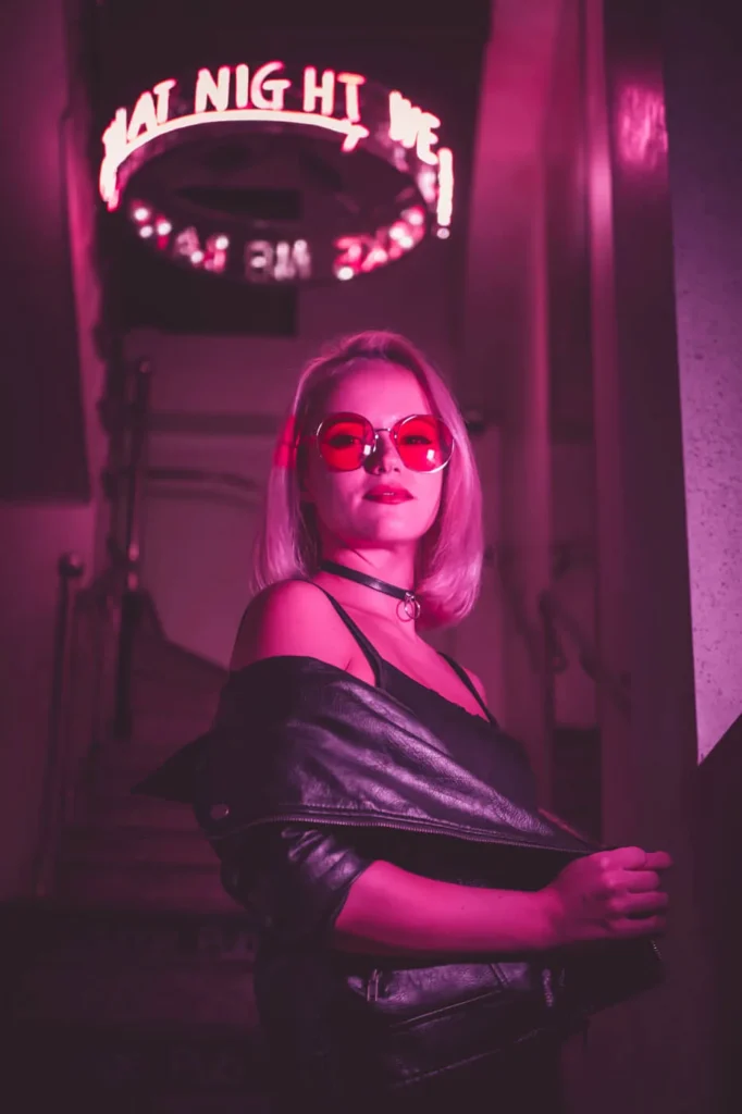 Le Nuove Frontiere dell'Advertising 9 Frontiere dell'Advertising giovane donna con gli occhiali colorati in una sera illuminata di viola