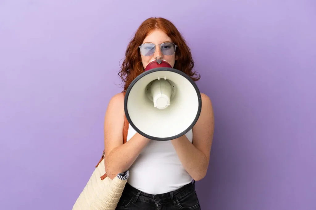 Le Nuove Frontiere dell'Advertising 3 Frontiere dell'Advertising giovane ragazza con gli occhiali che parla attraverso un megafono