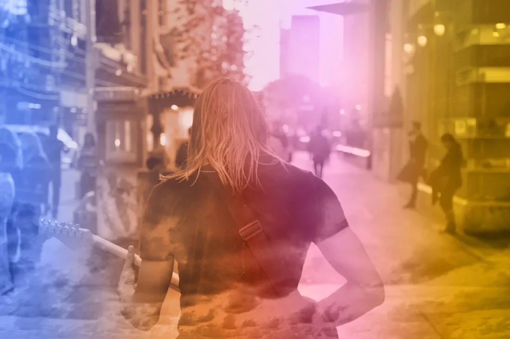 Le Nuove Frontiere dell'Advertising 1 Frontiere dell'Advertising immagine concettuale a doppia esposizione con colori giallo e blu è un ragazzo di spalle con la chitarra a tracolla