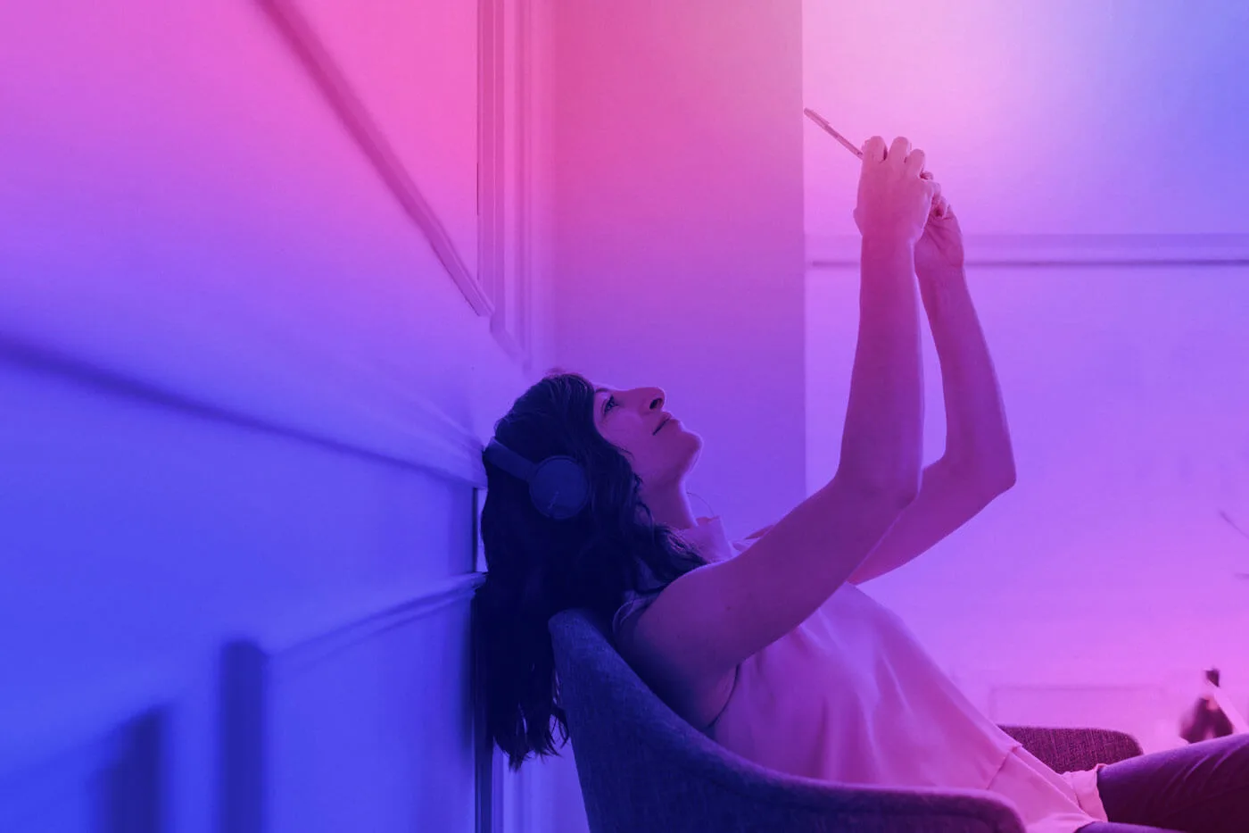 Il Potere dei Micro-Momenti 1 Micro-Momenti nel Marketing ragazza seduta con in mano il cellulare