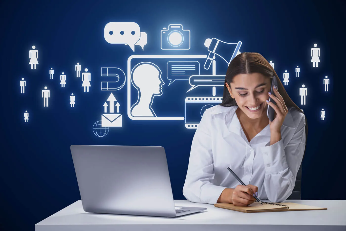 Il Potere dei Micro-Momenti 3 Micro-Momenti nel Marketing ragazza sorridente al cellulare con icone social e lo sfondo