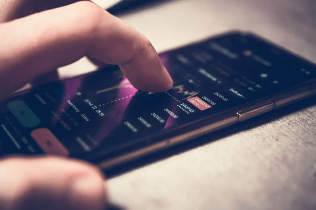 Mobile Marketing dito che pigia sul cellulare