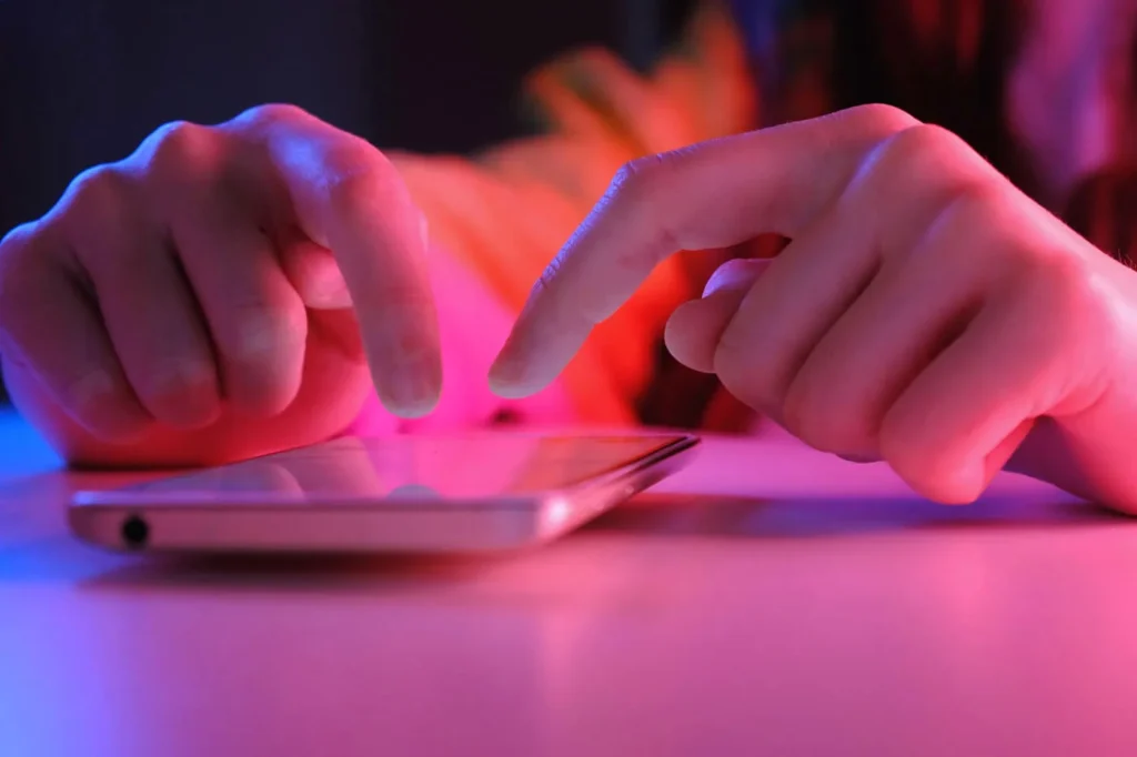 Mobile Marketing mani che digitano sul cellulare