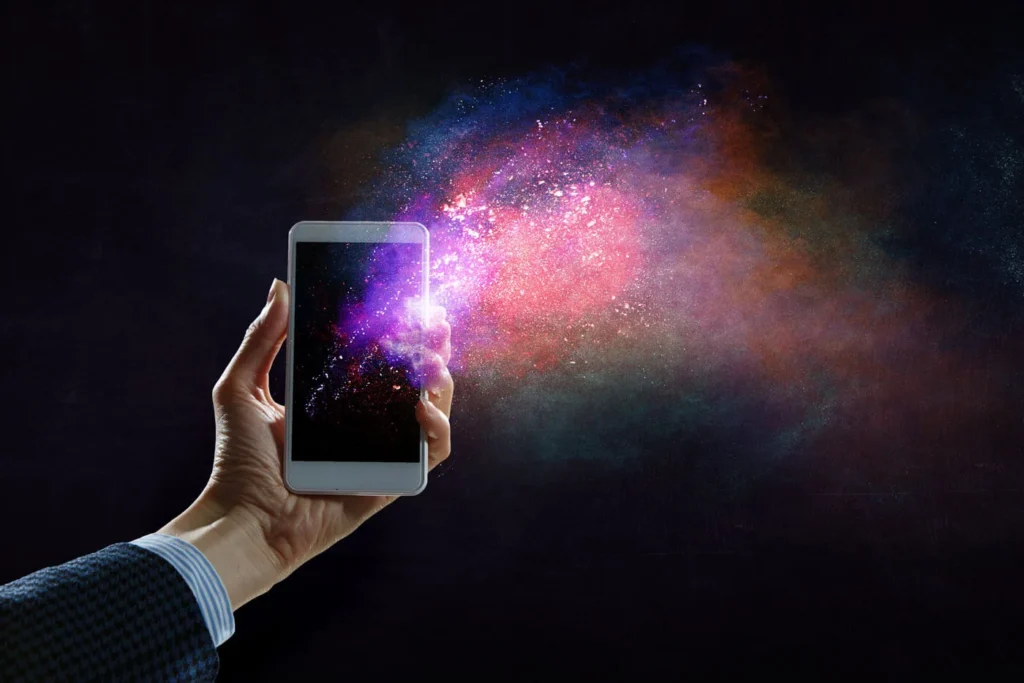 Mobile Marketing Mano che tiene uno smartphone