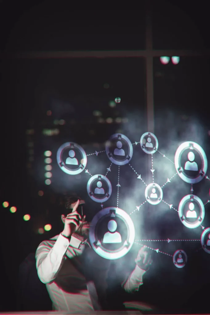 Network Marketing. Costruire Rete e Relazioni 6 Network Marketing immagine concettuale di una persona che digita sullo schermo con delle icone social