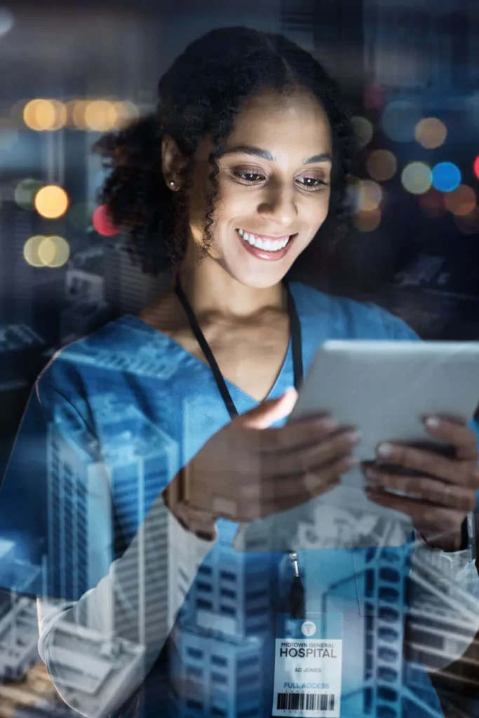 Network Marketing ragazza sorridente con in mano un tablet