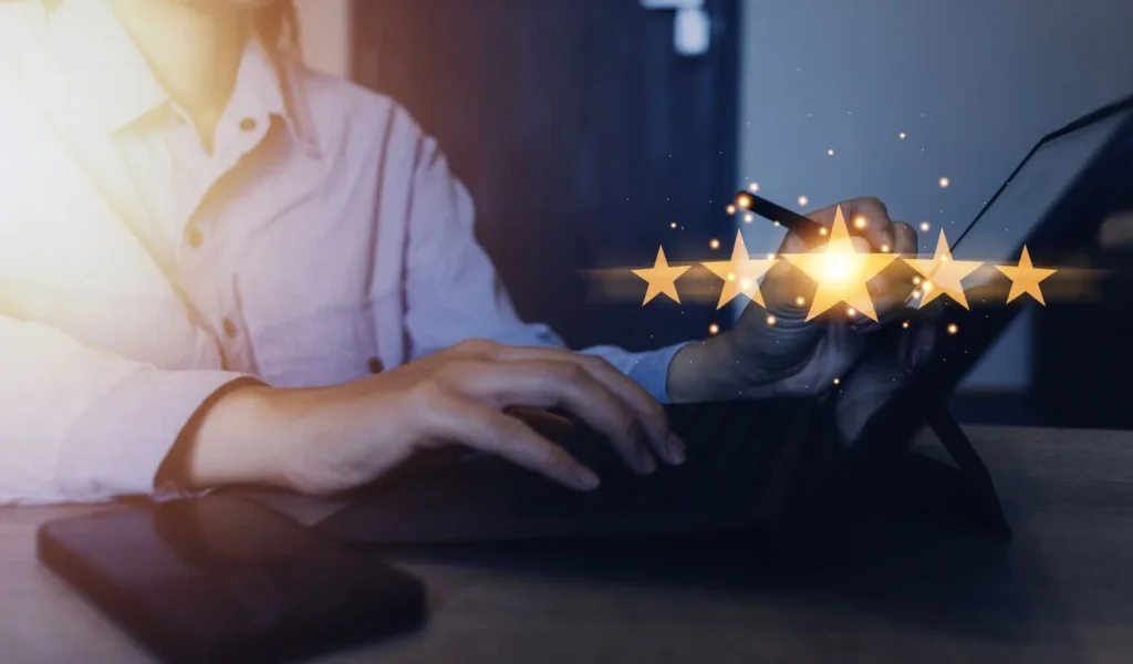 Gestire la Reputazione Online 6 Reputazione Online immagine concettuale con 5 stelle e una ragazza al computer sullo sfondo