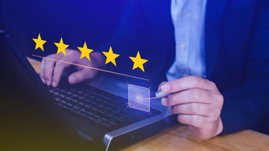 Navigare le Sfide di Mercato 4 Reputazione Online persona che scrive su una lavagna trasparente con 5 stelle di gradimento