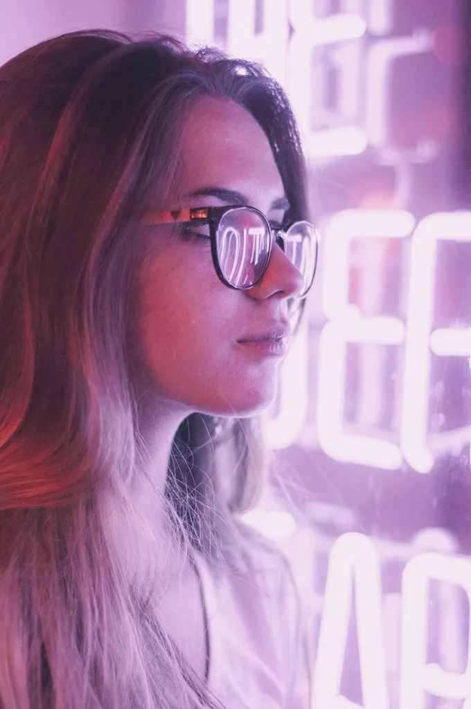 Gestire la Reputazione Online 7 Reputazione Online ragazza con gli occhiali