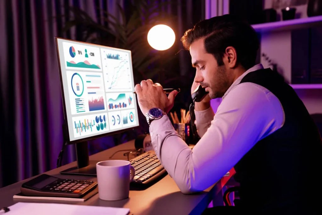 Strategie di Prezzo nel Marketing Digitale 7 Strategie di Prezzo giovane al telefono davanti al computer