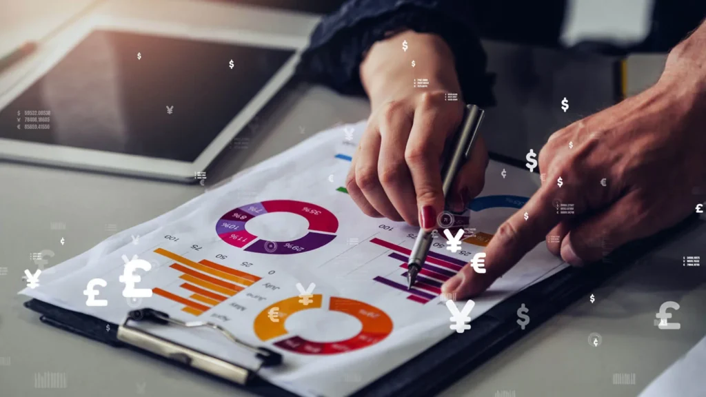 Strategie di Prezzo nel Marketing Digitale 4 Strategie di Prezzo mani di una ragazza che indicano un grafico su un foglio di carta tenendo in mano una penna