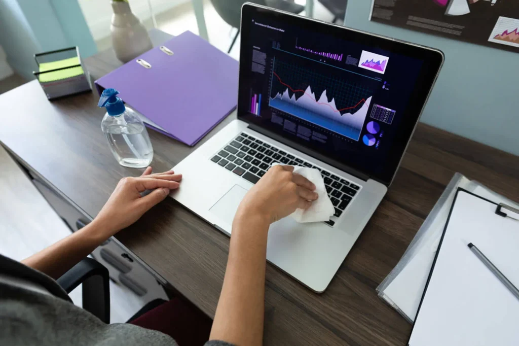 Strategie di Prezzo nel Marketing Digitale 3 Strategie di Prezzo ragazza che pulisce la tastiera del computer portatile