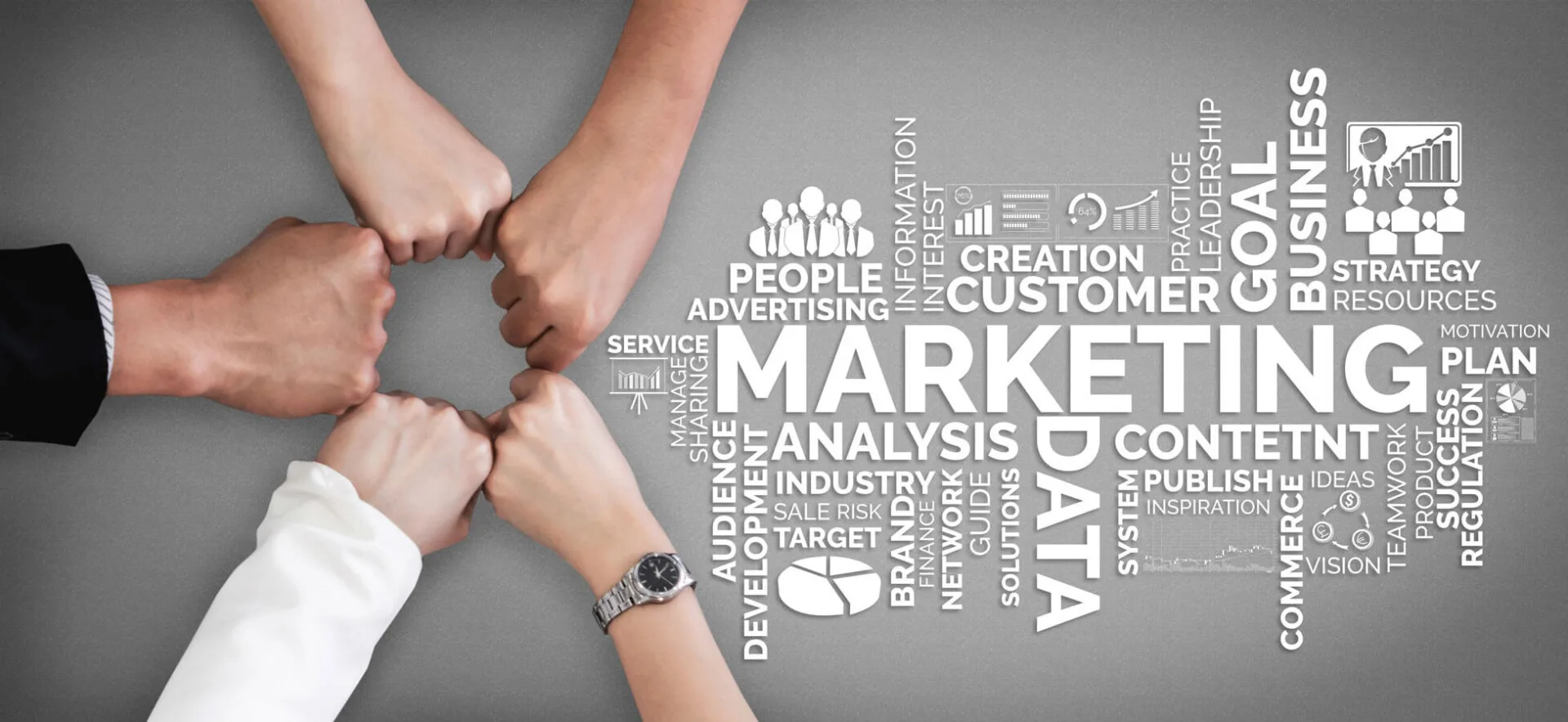 Affiliate Marketing 4 pugni chiusi che formano una squadra con dei testi di marketing a fianco