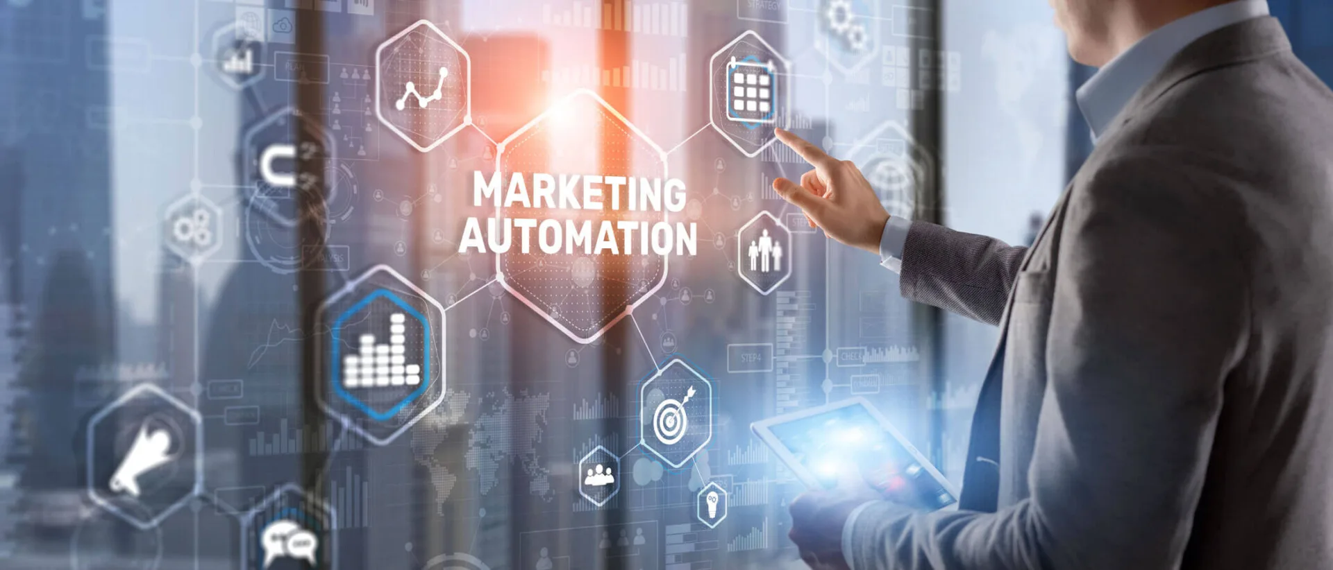 Affiliate Marketing persona che digita su uno schermo trasparente delle icone di marketing