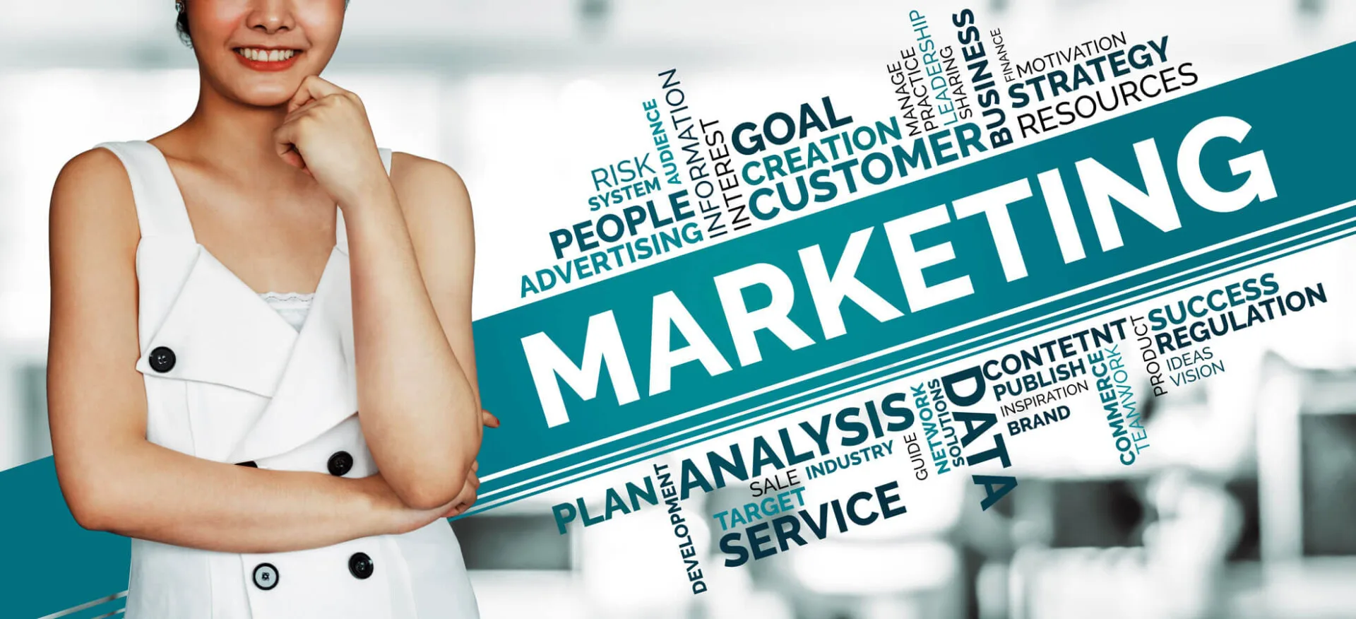 Affiliate Marketing ragazza sorridente con alle spalle alcuni testi di marketing