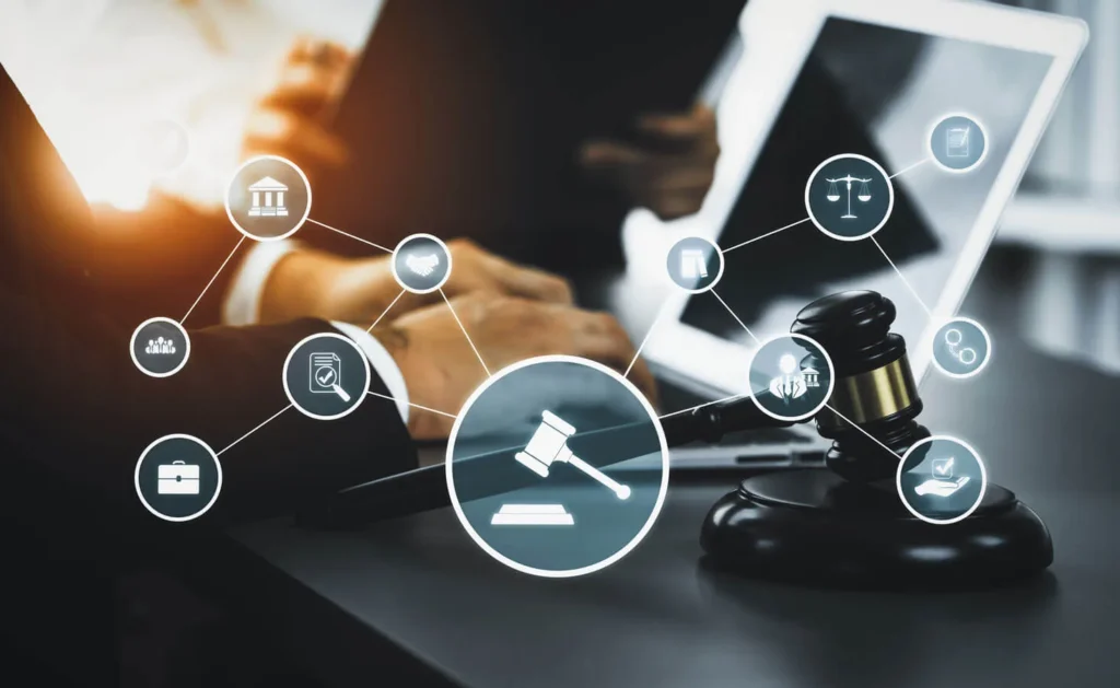 Autorità e Credibilità Online icone di legge in primo piano e persona al computer sullo sfondo