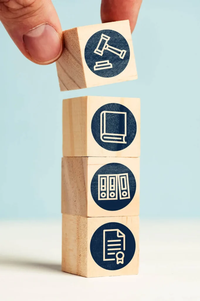 Costruire Autorità e Credibilità Online 3 Autorità e Credibilità Online pila di cubetti in legno con simboli legali