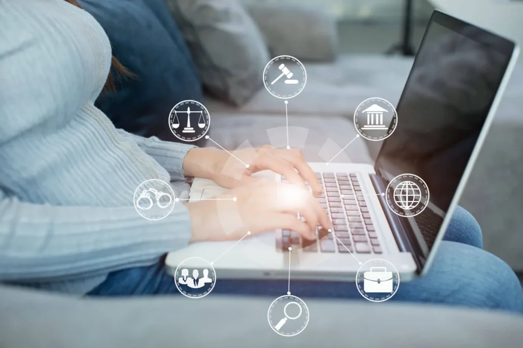 Costruire Autorità e Credibilità Online 7 Autorità e Credibilità Online ragazza al computer portatile con icone di legge in primo piano