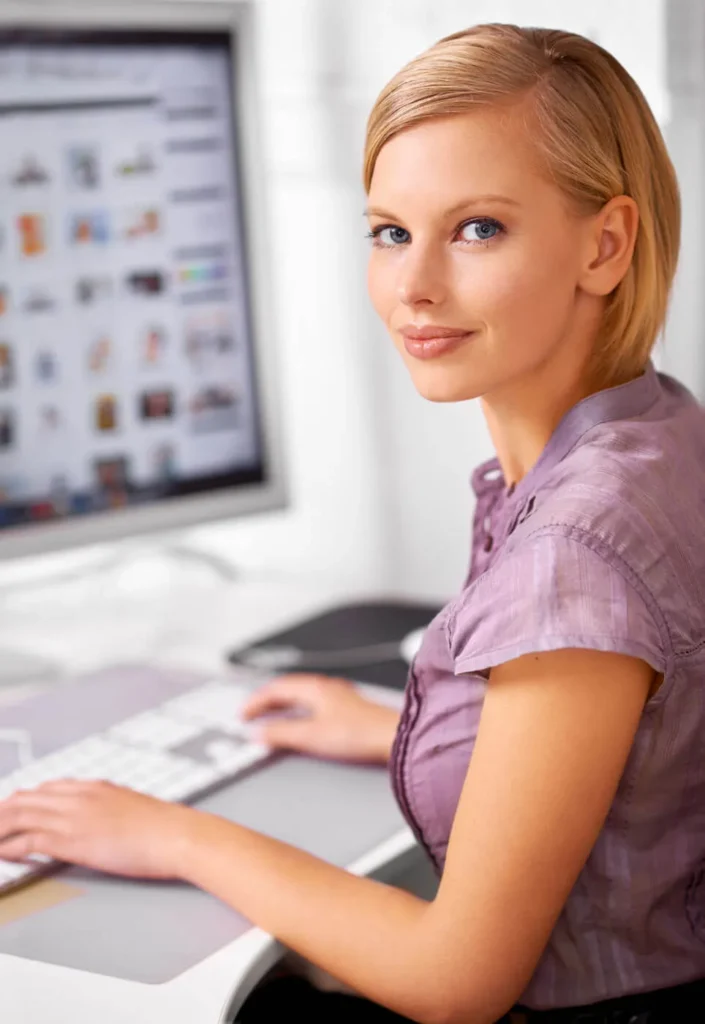 Costruire Autorità e Credibilità Online 6 Autorità e Credibilità Online ragazza al computer che ti guarda