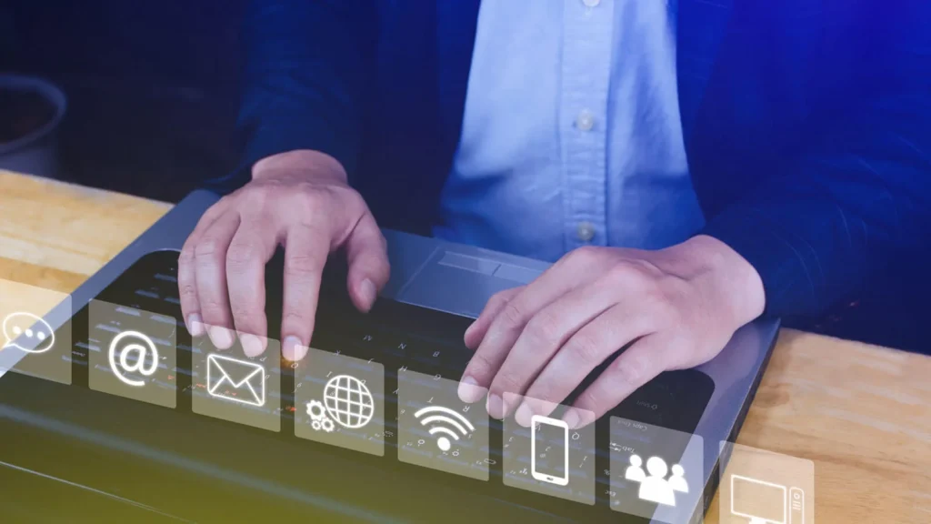 Costruire Autorità e Credibilità Online 5 Autorità e Credibilità Online ragazzo al computer con icone informatiche in primo piano