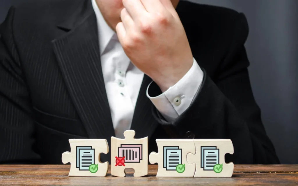 Costruire Autorità e Credibilità Online 4 Autorità e Credibilità Online tasselli del puzzle con disegnato dei fogli e sullo sfondo un uomo d'affari