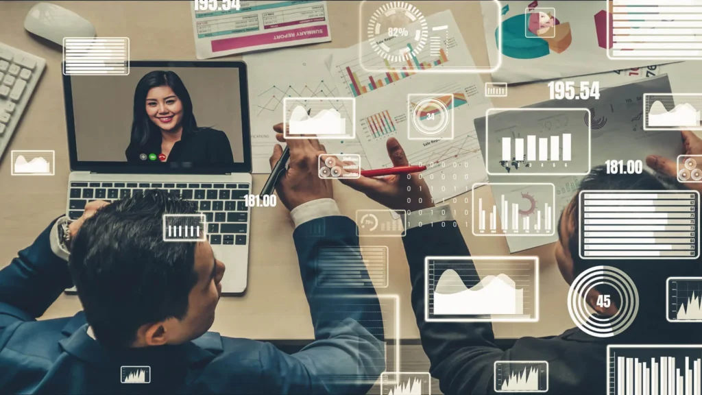 Big Data riunione di persone di affari che discutono con dei grafici sul tavolo