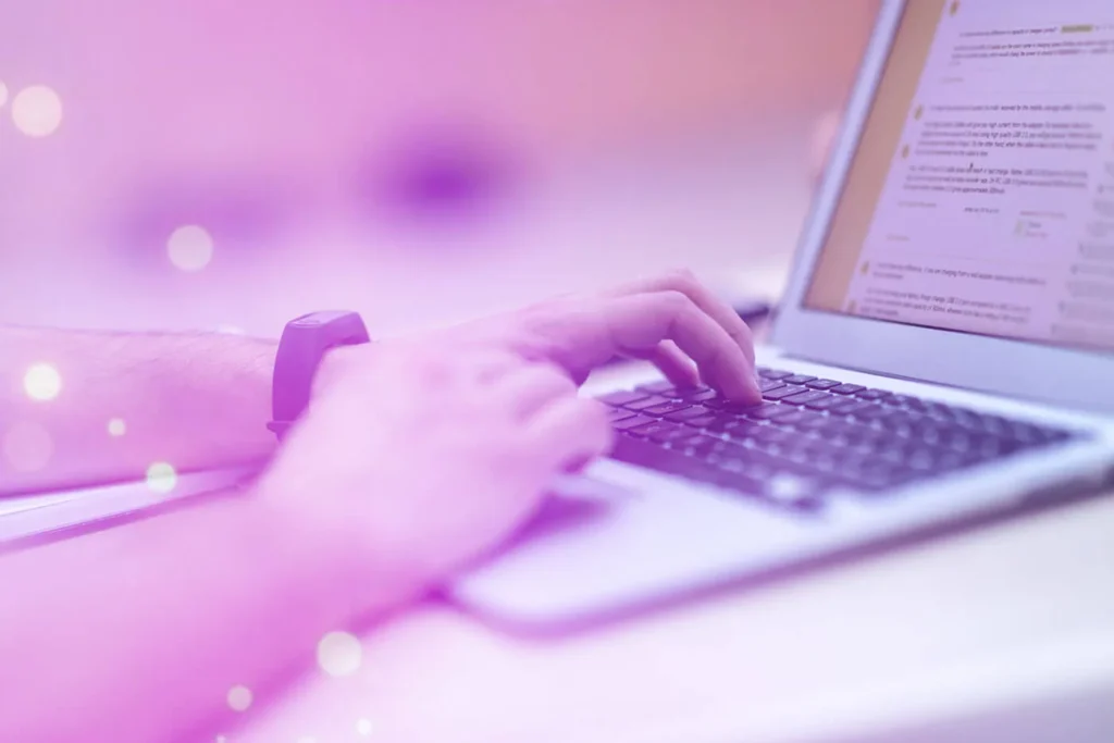 Il Ruolo del Content Manager 5 Content Manager mani di un ragazzo che stanno scrivendo su un computer portatile