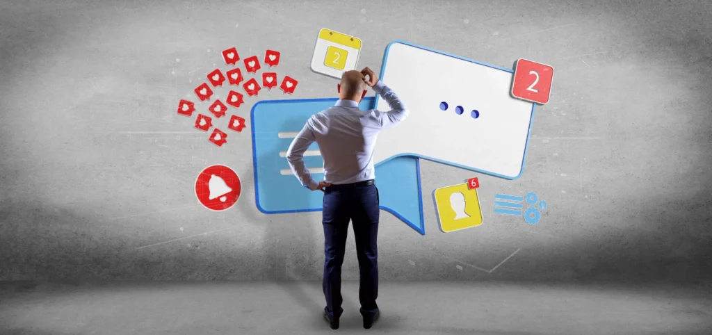 Content Manager uomo di spalle che si gratta la testa guardando delle icone giganti