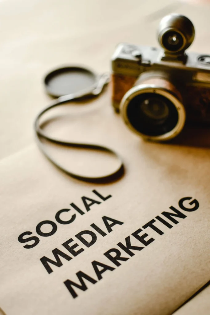 Le Nuove Strategie di Content Marketing efficace 4 Content Marketing efficace macchina fotografica vintage sopra dei fogli con scritto social media marketing