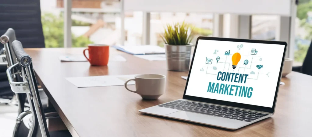 Le Nuove Strategie di Content Marketing efficace 3 Content Marketing efficace scrivania con sopra un computer portatile e due tazze