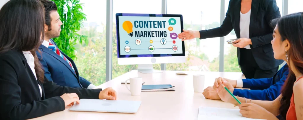 Le Nuove Strategie di Content Marketing efficace 9 Content Marketing efficace team di marketing che sta discutendo davanti a un computer temi di Content marketing