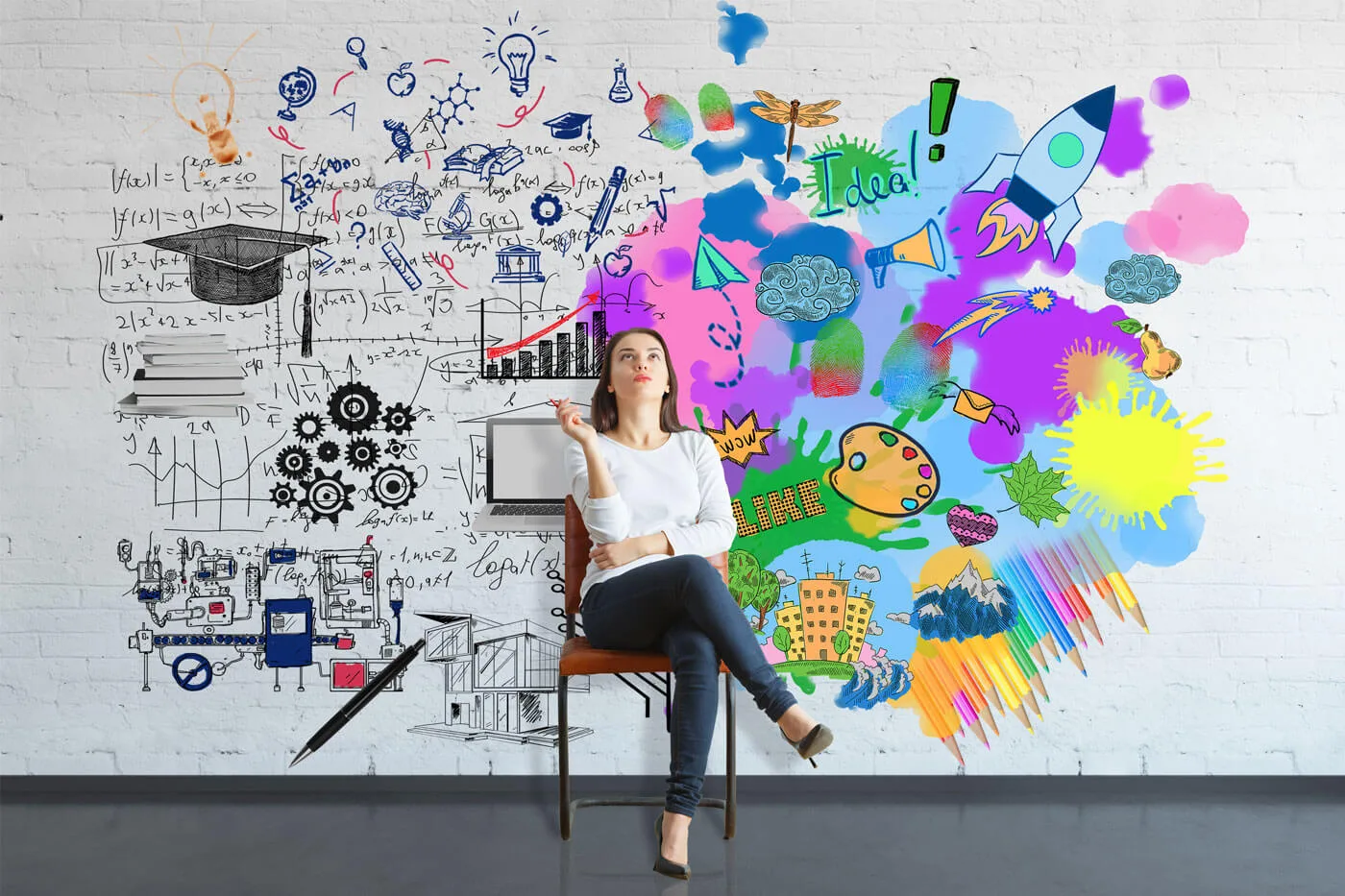 Creatività e Innovazione nel Marketing ragazza seduta davanti a un disegno di Marketing fatto a mano