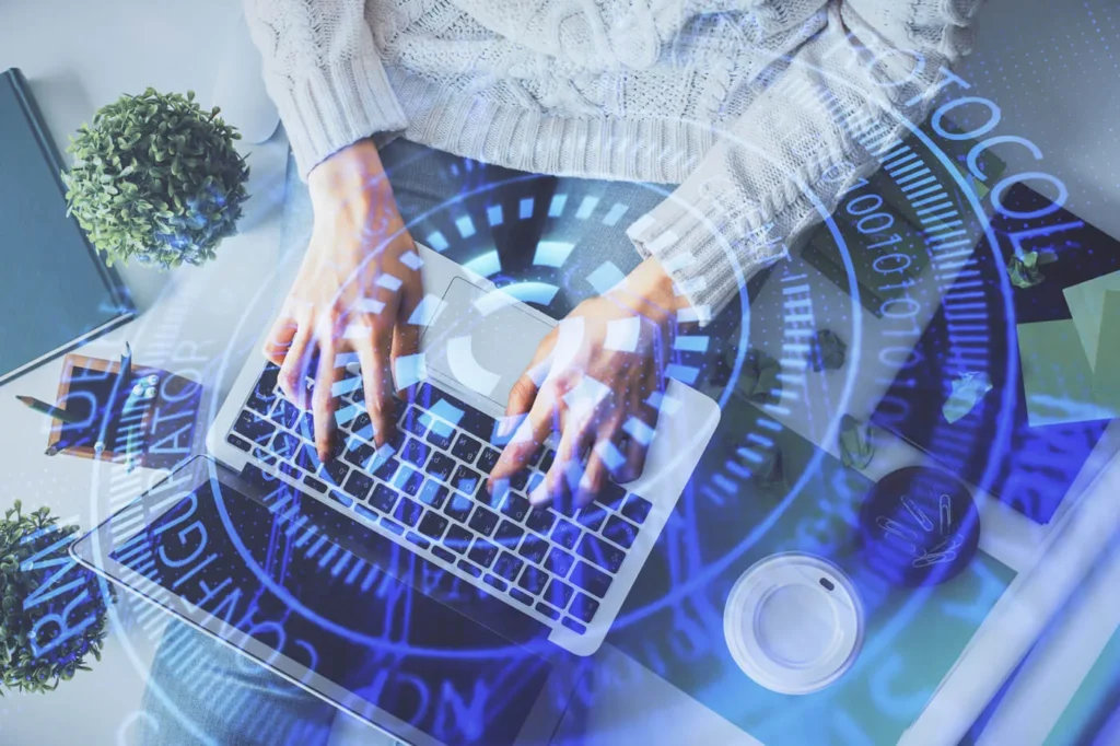 Digital Transformation ragazza con portatile sulle ginocchia