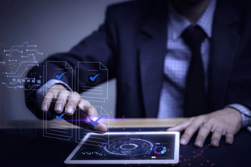 Digital Transformation uomo alla scrivania con tablet