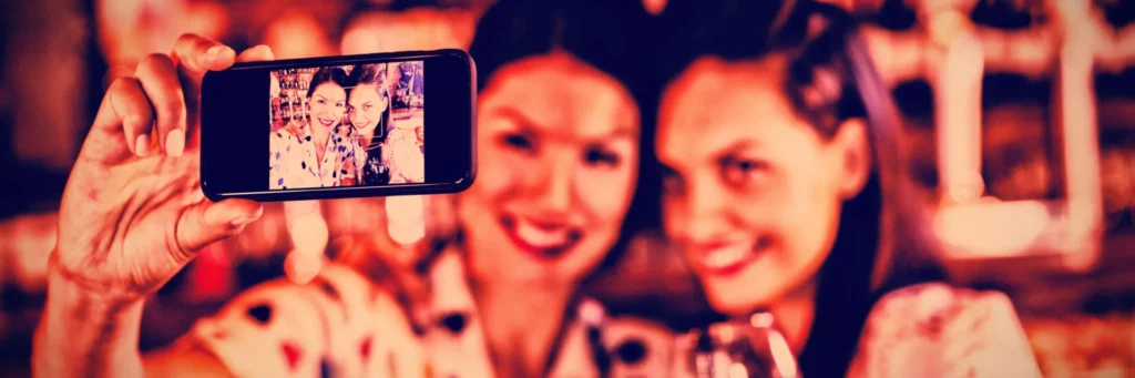 Strategie di Engagement sui Social Media 9 Engagement sui Social Media due ragazze che si fanno un selfie