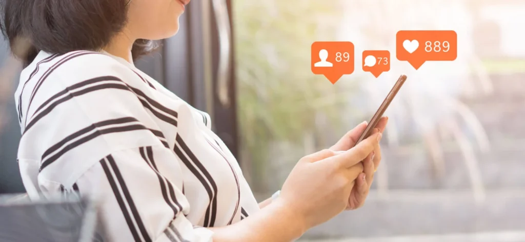 Strategie di Engagement sui Social Media 2 Engagement sui Social Media ragazza di profilo con cellulare