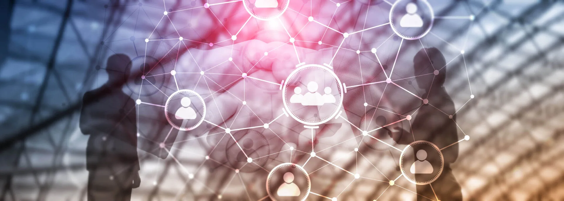 Calendario Editoriale 2025 12 User Generated Content. Coinvolgere la Community immagine concettuale con un reticolo in primo piano e due persone sullo sfondo