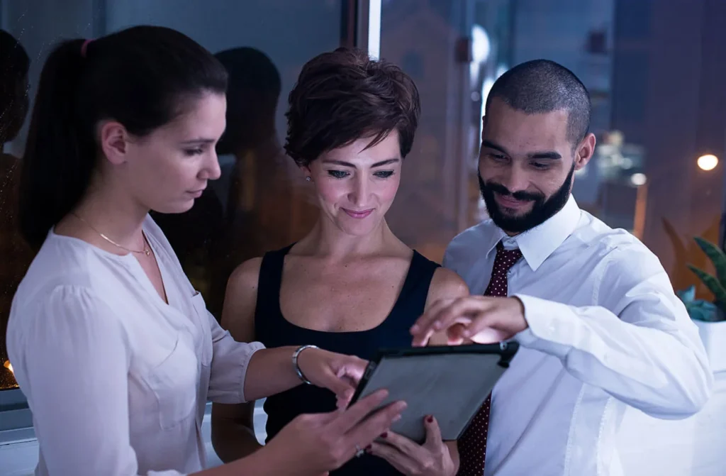 Importanza dei Valori Aziendali nella Comunicazione 2 Importanza dei Valori Aziendali tre persone che guardano un tablet