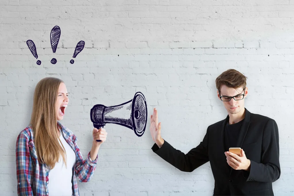 Importanza dei Valori Aziendali nella Comunicazione 4 Importanza dei Valori Aziendali ragazza che grida con un megafono disegnato