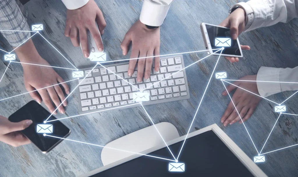 Link Building mani sopra una tastiera del computer