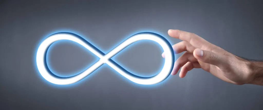 Link Building mano che cerca di afferrare il simbolo dell'infinito