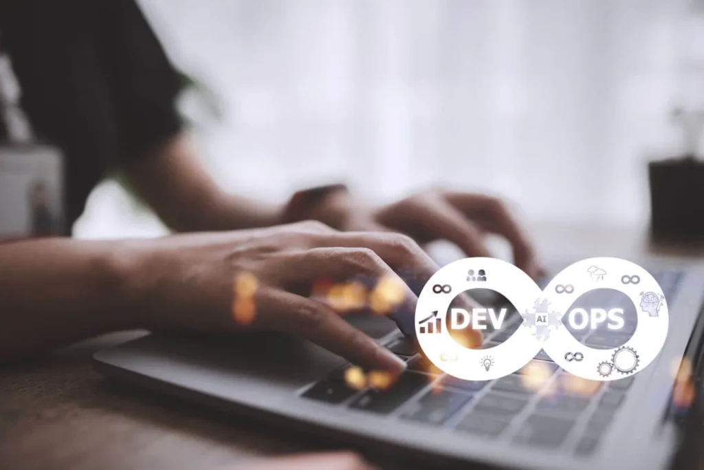 Link Building persona che digita sulla tastiera e simbolo dell'infinito in primo piano