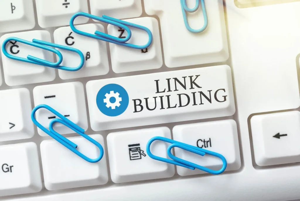 Link Building tastiera bianca del computer con testo sul tasto del maiuscolo