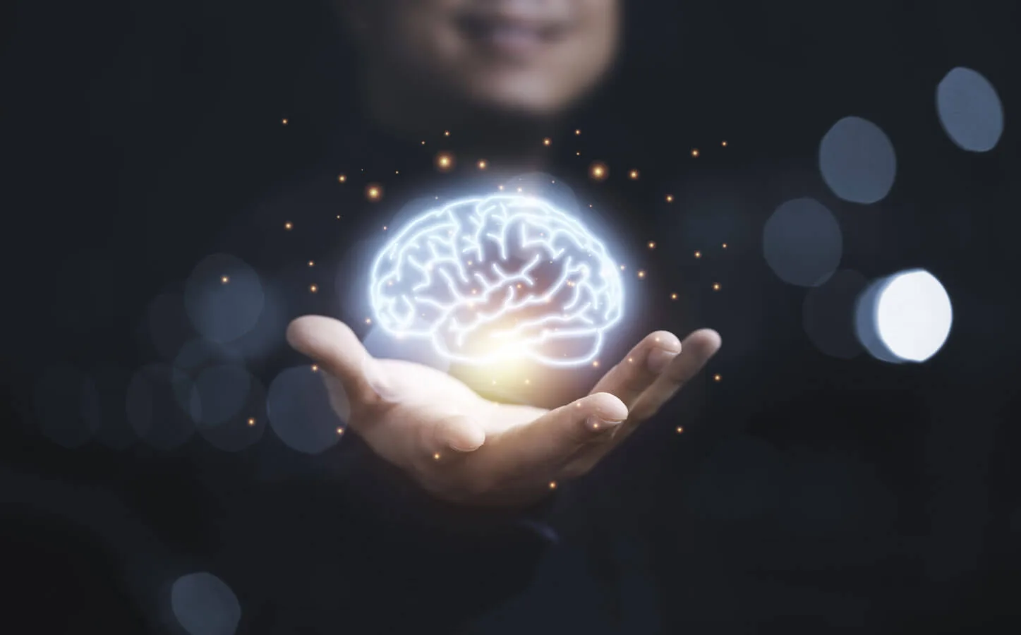Neuromarketing 4 Neuromarketing immagine concettuale di una persona che tiene in mano un cervello virtuale