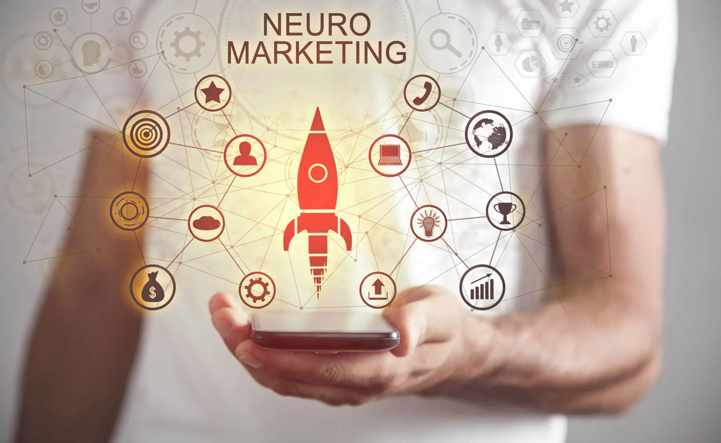 Neuromarketing 7 Neuromarketing persona che tiene in mano il cellulare con pellicole che fuoriescono da esso