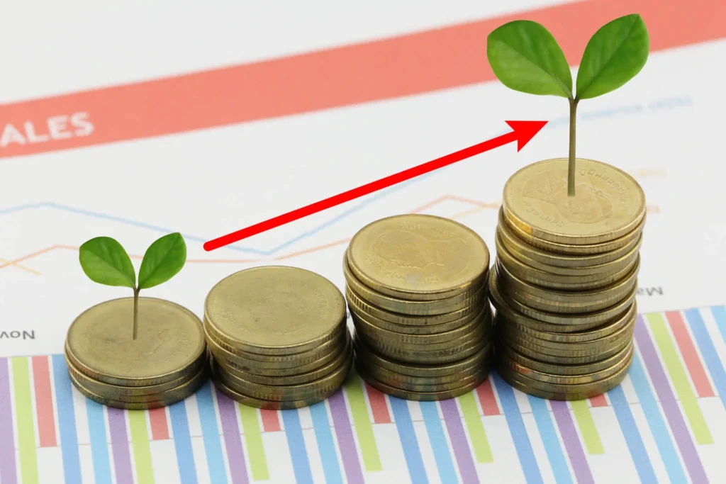 ROI -Return on investment Quattro pile di monete poste in modo crescente con germoglio l'ultima fila