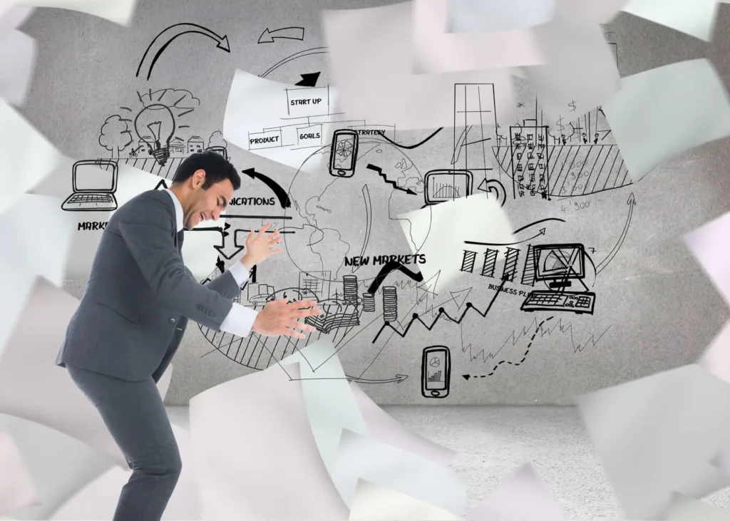 Ristrutturare il Piano di Marketing marketer felice davanti a un grafico