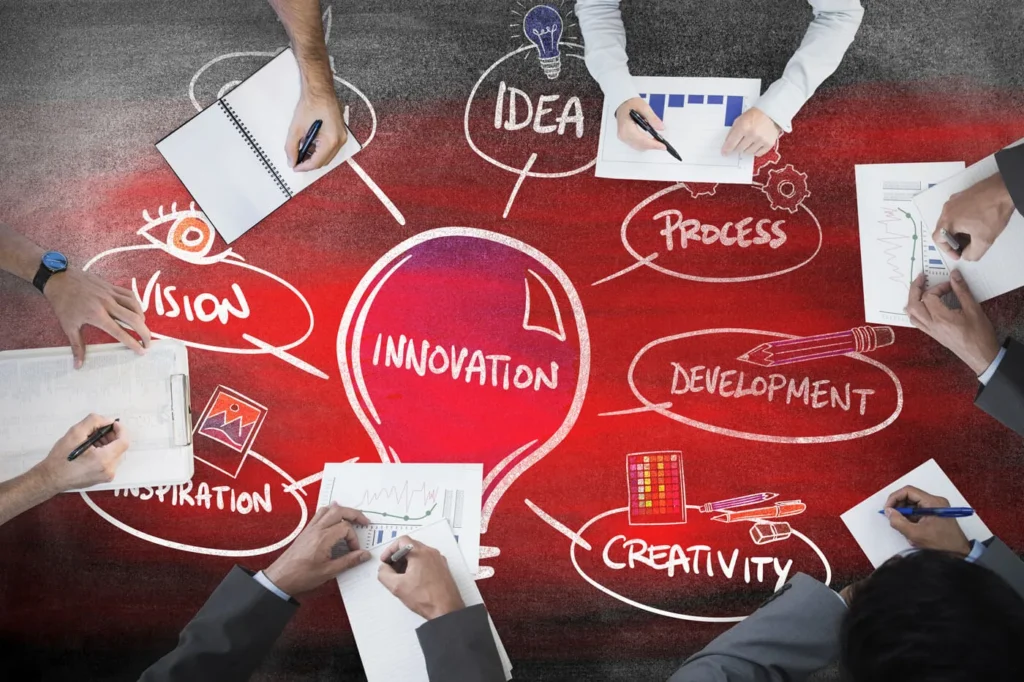 Ristrutturare il Piano di Marketing persone che discutono attorno a un tavolo con il piano disegnato